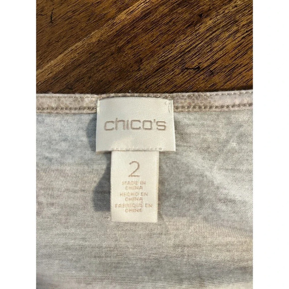 Chico’s Women’s 2 Large L Printed Top 3/4 Sleeve Sharkbite Hem Medallion Beige - Picture 4 of 5